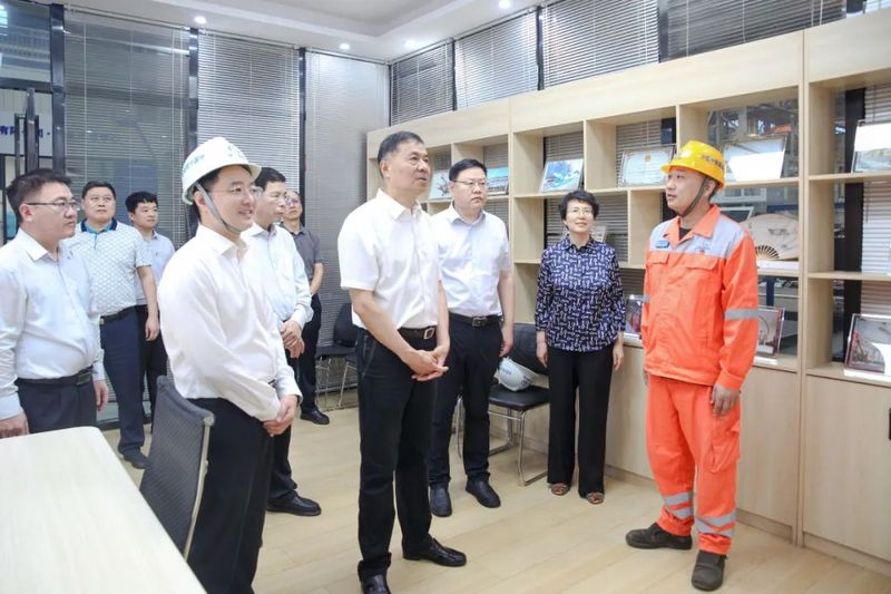 河南省人大常委會副主任、省總工會主席李公樂蒞臨設(shè)備公司調(diào)研工作