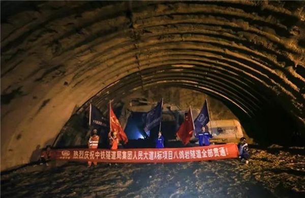 中鐵裝備懸臂掘進(jìn)機(jī)助力貴陽市人民大道八鴿巖隧道順利貫通