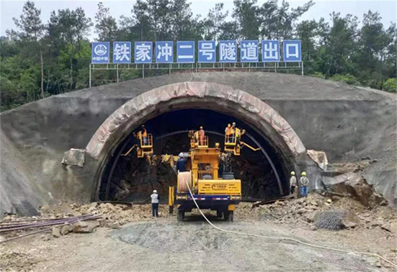 點贊！中鐵裝備三臂三籃拱架安裝臺車高效立拱作業受到中鐵四局黃黃項目致信贊揚！